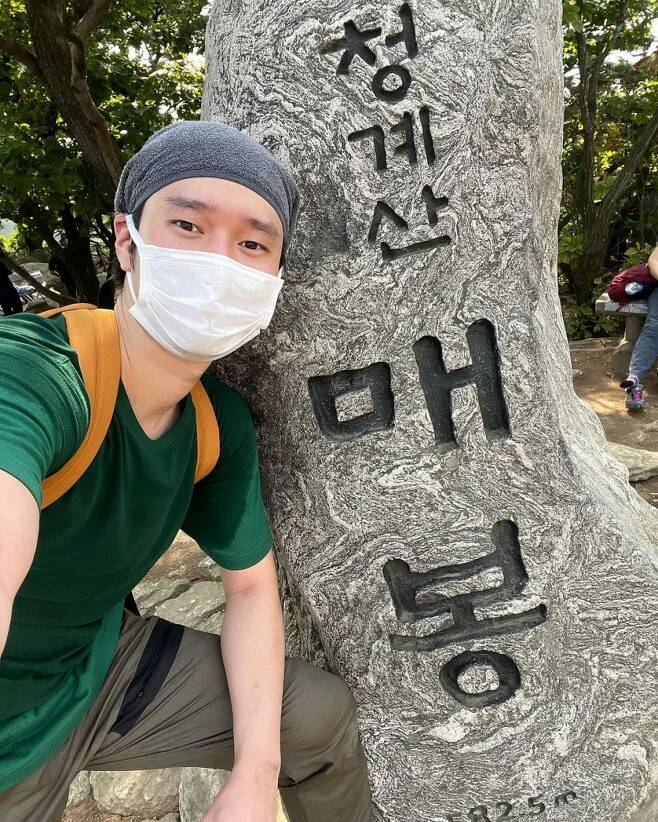 ..Is it the margin of the Vaccine inocculant?Actor Go Kyung-pyo has enjoyed the season of Climbing properly.On the 13th, Go Kyung-pyo posted several photos on his SNS with the article Vacciners.Go Kyung-pyo, who is surrounded by a towel on his head, is taking a certified photo on the Cheonggyesan pole.Go Kyung-pyo also boasted a warm visual, even in a sweat-soaked look.The photo shows the back of Go Kyung-pyo looking down the mountain. The superior ratio and the cremated weather attract attention.I also posted a series of pictures of the climbing acquaintances and the gathering together.Lee Dong-hwi commented, Go Hong-gil, Maebong-pyo, and Ahn said, I will take you.Fans responded, Its hot today, but its Climbing!, Godsick, and Its so cool even if its sweaty.Go Kyung-pyo recently appeared in the Netflix original D.P.