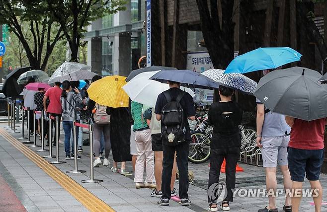 우산 가득 코로나19 선별진료소 [연합뉴스 자료사진]