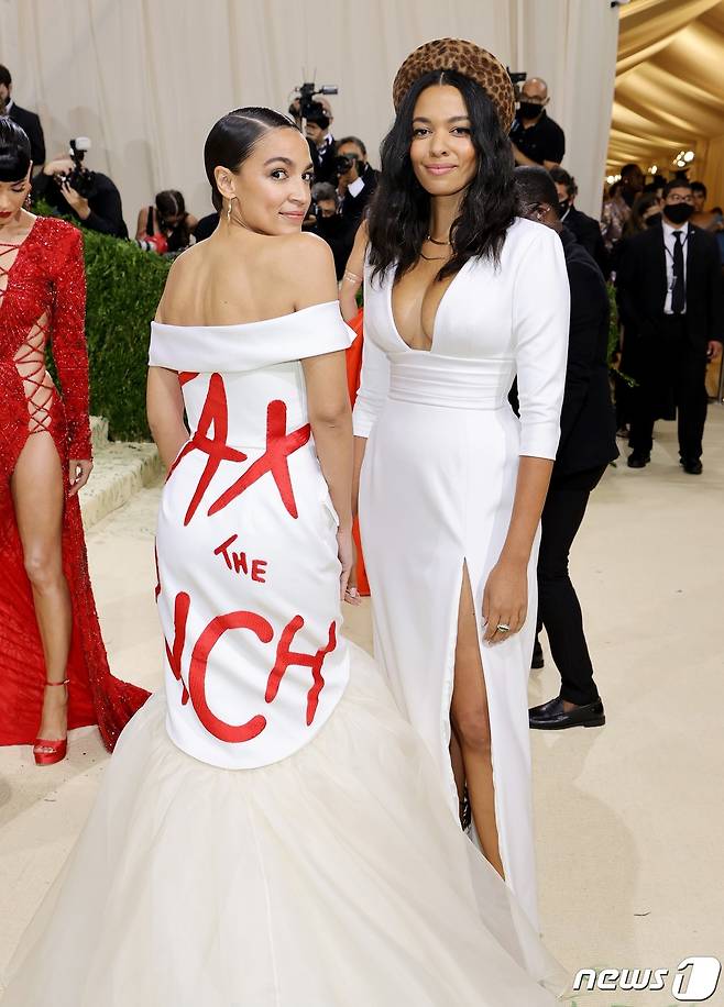 알렉산드리아 오카시오-코르테스(민주, 뉴욕) 하원의원이 13일(현지시간) 패션쇼 '멧 갈라'에서 '부자들에게 세금을'(Tax the Rich)이라는 메시지가 적힌 의상을 입었다. © AFP=뉴스1