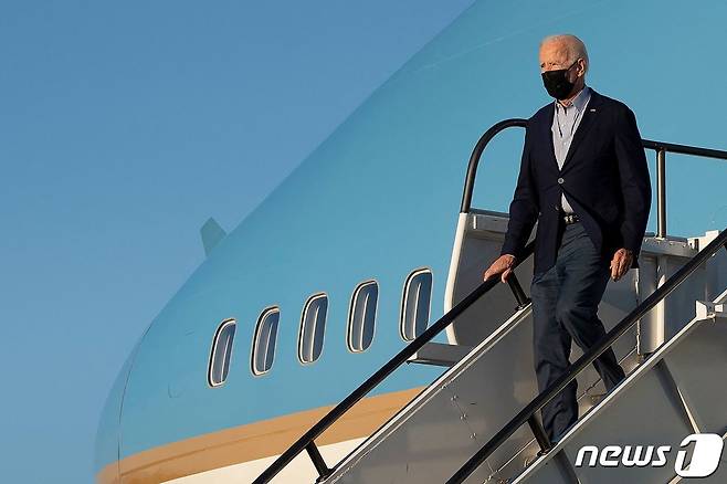 조 바이든 미국 대통령이 13일(현지시간) 주민소환 투표를 하루 앞둔 개빈 뉴섬 주지사를 지원 유세하기 위해 캘리포니아주 롱비치 공항에서 전용기를 내리고 있다. © AFP=뉴스1 © News1 우동명 기자