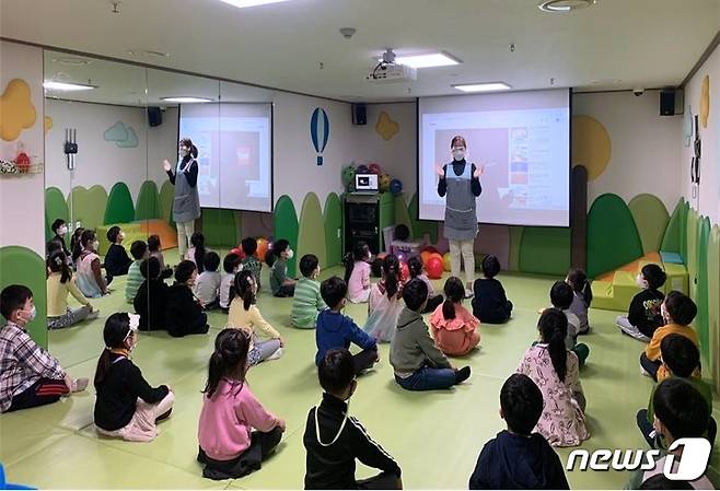 서울 관악구의 어린이집 구강보건교육 모습.(관악구 제공)© 뉴스1