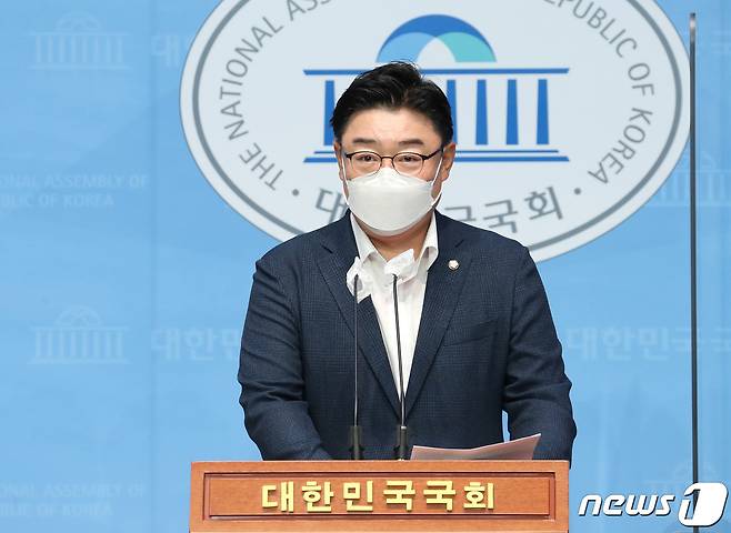 국회 예산결산특별위원회(예결위) 야당 간사인 김성원 국민의힘 의원이 지난달 17일 서울 여의도 국회 소통관에서 예결위 결산 관련 기자회견을 하고 있다. 2021.8.17/뉴스1 © News1 구윤성 기자