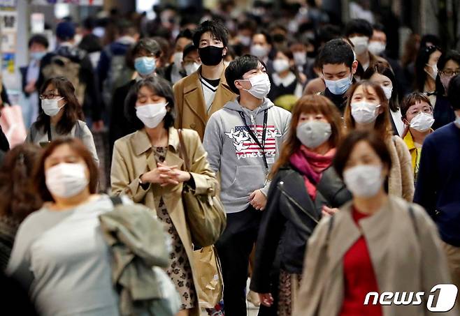 마스크를 쓴 행인들이 도쿄 시내의 거리를 걷고 있다. © 로이터=뉴스1