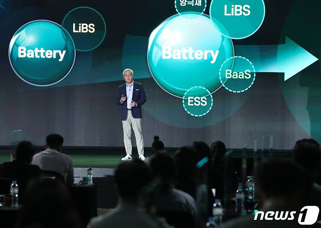 김준 SK이노베이션 총괄사장이 1일 오전 서울 여의도 콘래드호텔에서 열린 SK이노베이션 스토리 데이에서 중장기 핵심 사업 비전 및 친환경 전략에 대해 발표하고 있다. 이날 행사는 지난 2017년 혁신 방향 제시와 2019년 혁신 실행 전략 발표에 이은 세 번째 행사로 이번엔 혁신 완성에 대한 구체적인 방안을 제시한다. 2021.7.1/뉴스1 © News1 신웅수 기자