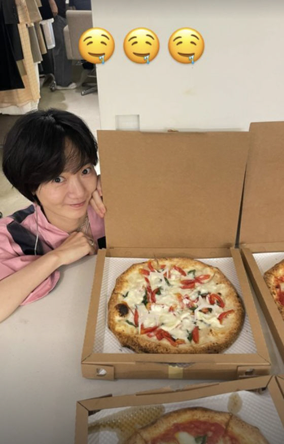 Actor Bae Doona gave a happy smile with Pizza in front of her.Bae Doona posted a picture on his 14th day of his Instagram story saying exciting Ladies Lunchtime.Inside the photo is a picture of an actor who is taking a picture with Pizza, the lunch menu of the day, next to him.Pizza The face was full of happy expression as if it were excited ahead of the food.In this process, Bae Doona is attracting attention because she boasts beauty such as boasting a clear eye even in a non-toilet person.Bae Doona appeared on TVN Wheel House 2 which was broadcast in April, saying, I do not eat until I feel hungry and I am going to die.I usually feel hungry, but I do not think I will cook. I have to eat something right now, so I eat rice, Kim, and kimchi. Meanwhile, Bae Doona will appear in the Netflix original series The Sea of ​​Silence, which is scheduled to be released later this year.