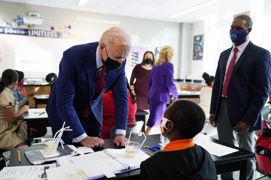 조 바이든 미국 대통령이 지난 10일 워싱턴 DC 소재 중학교를 방문해 한 학생과 대화하고 있다. [이미지출처=AP연합뉴스]