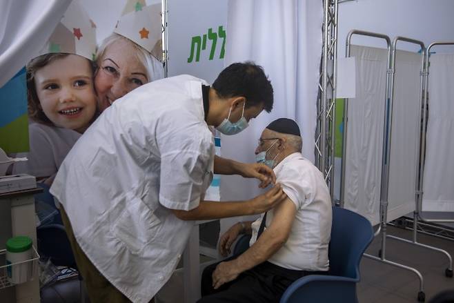 이스라엘 텔아비브에서 10일(현지시간) 한 남성이 코로나19 화이자 백신 부스터 샷을 받고 있다. 연합뉴스 제공