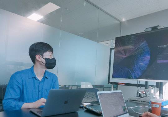 박재준 앤톡 대표가 서울 성수동 본사서 본지와의 인터뷰에서 허블 데이터베이스를 설명하고 있다. 앤톡 제공