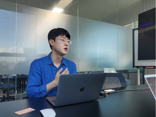 박재준 앤톡 대표가 서울 성수동 본사서 본지와 인터뷰를 진행하고 있다. 앤톡 제공