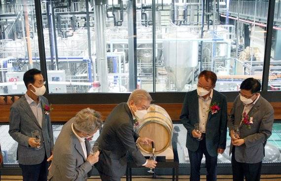 교촌에프앤비 수제맥주 공장 '문베어브루잉' 개장식에서 소진세 교촌에프앤비 회장(가운데)과 참석자들이 시음 맥주를 따르고 있다.