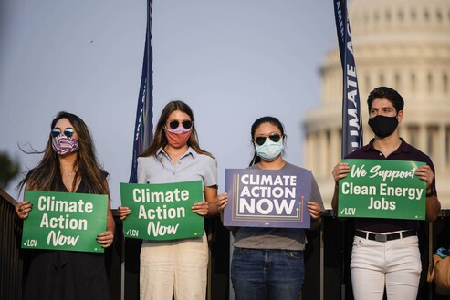 미국 환경단체 회원들이 13일 미국 워싱턴 국회의사당 근처에서 기후변화 대응 캠페인을 벌이고 있다. 워싱턴/AFP 연합뉴스