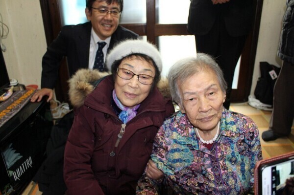 일제 강제동원 피해자 고 이동련 할머니(오른쪽)와 양금덕 할머니. 이동련 할머니는 전범기업을 상대로 한 손해배상소송에서 최종 승소했지만 일본 정부의 사죄를 받지 못한 채 지난 5월 별세했다. ‘근로정신대 할머니와 함께하는 시민모임’ 제공