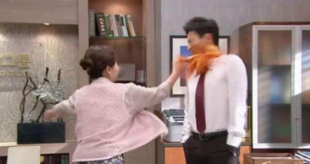 MBC 아침일일극 '모두 다 김치'에서 장모가 전 사위의 얼굴을 포기김치로 때리고 있다. MBC 방송 캡처
