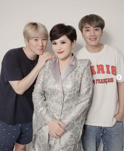 Open! A new song.Trot Iruvar hooney Dragon has revealed his latest with senior singer Lee Su-jin.Hooney Dragon posted on Instagram on Friday, Hook on one shot!Lee Su-jin sister jacket I have been shooting ~ with Joe Eun-hyung with the message Celebratory photoIn the photo, hooney Dragon looked like a friendly pose with singer Lee Su-jin, who wore a silver suit in a short cut and emanated chic.Lee Su-jin appeared on MBN Voice Queen last year as his real name Yoon Eun-a and captivated viewers with charismatic stage.He is working as a hook in one room and is currently teaching junior Trot singers, and is also named as a luxury vocal trainer.Lee Su-jin is set to release a new song soon.