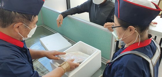 네모선장 직원들이 온라인으로 통신 판매 신청을 받은 뒤 수산물을 아이스 박스로 포장하고 있다.