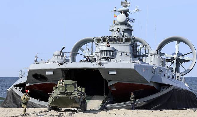 러시아-벨라루스 두 나라의 합동 군사훈련 '자파드-2021'에 참가하고 있는 러시아 북해 함대 소속의 해병대가 12일 칼리닌그라드 지역의 해변에서 상륙훈련을 하고 있다. EPA=연합뉴스