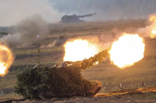 '자파드 2021'에 참가한 러시아 육군의 2S19 Msta-S 자주포가 모스크바 동쪽 350km 지점 니취니 노브고로드 지역의 물리노 훈련장에서 사격을 하고 있다. TASS=연합뉴스