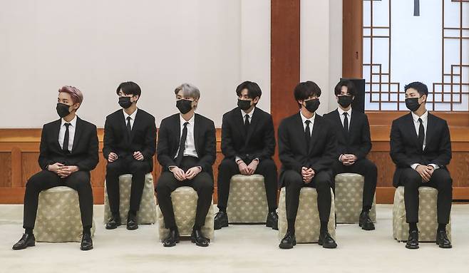그룹 BTS 멤버들이 임명장 수여식 시작을 기다리고 있다. 김성룡 기자