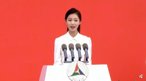 펑린이 지난 12일 2021년 촨메이대학 입학식에서 재학생을 대표해 연설하고 있다. /사진=펑린 웨이보