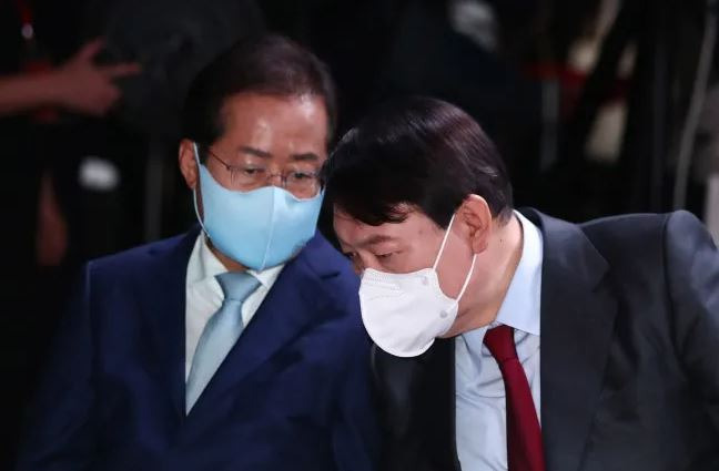 Yoon Seok-youl (right) and Hong Joon-pyo (left), candidates of the People Power Party presidential primary, speak at an event where candidates of the party’s presidential primary announced their three major policy pledges at a broadcasting studio in the ASSA building in Magok-dong, Gangseo-gu, Seoul on September 7. National Assembly press photographers