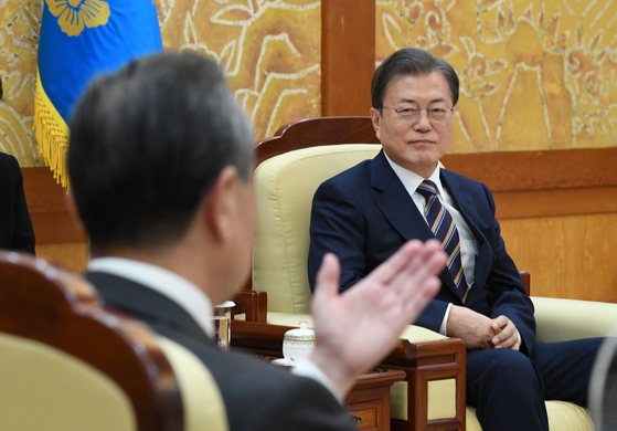 President Moon Jae-in listens to Chinese Foreign Minister Wang Yi during his visit to the Blue House on Nov. 26, 2020. [JOINT PRESS CORPS]
