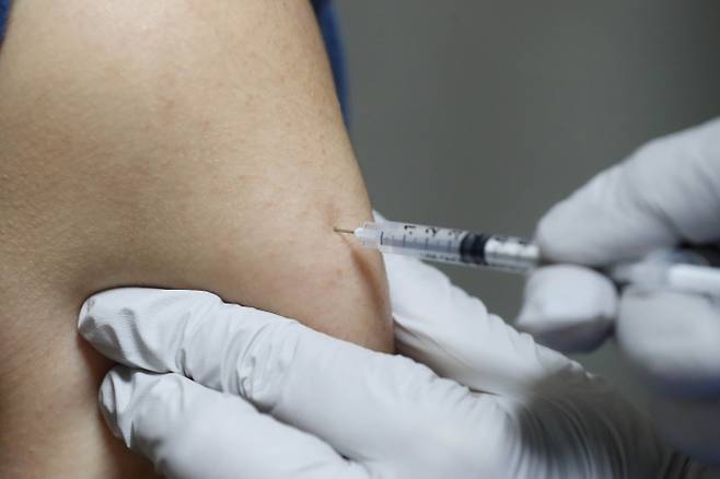 만18~49세 사전예약자를 대상으로 한 코로나19 백신 접종이 시작된 8월26일 서울 관악구의 한 병원에서 시민들이 백신을 접종받고 있다.   사진공동취재단