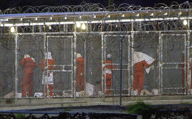 지난 2002년 3월 관타나모 수용소 수감자들이 저녁 기도를 위해 준비하는 모습. AFP연합뉴스