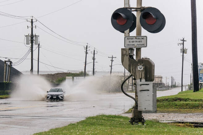 13일(현지시간) 미국 텍사스 갤버스턴에서 한 자동차가 열대성 폭풍 니콜라스 상륙을 앞두고 침수된 거리를 지나가고 있다. /사진=AFP