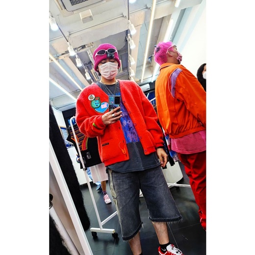Rapper Zico has shown off his hip fashion.Zico posted two photos on his Instagram on his 14th birthday and announced his current situation.Zico has a pink beanie and mask covering most of her face, and she has her reflection in the mirror on camera.Matching denim shorts with an intense red cardigan, Zico showed off his own hips with colorful vintage styling.Here, wearing red sneakers, a sensual color match that matches the color with the cardigan attracts attention.Zico, who posted a post for a long time since December 24 last year, was still full of swags and got fans response.Meanwhile, Zico is currently serving as a social worker.