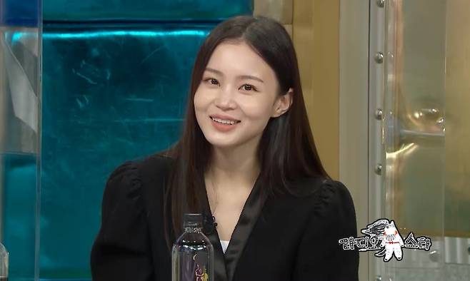 Singer Lee Hi has an acquaintance who has opened his current agency AOMG Lee Juck.MBC Radio Star, which will be broadcast on September 15, will feature Music King Steam Genius with Kim Hyeong-seok, Epik High Tucut, Lee Hi, Lee Youngji and Wonstein.Lee Hi is loved and loved as a soul genius for his charming tone and singing skills of bass, and recently released his third full-length album, Red Lipstick, which includes direct writing, composition and arrangement.This is a regular album released in five years and the first album to be released after his agency Lee Juck.Lee Hi, who first appeared on Radio Star, opens up about his agency Lee Juck, which attracted a lot of attention among music fans last year.Lee Hi reveals Lee Juck story, saying, When the contract with YG is over, AOMG first contacted me.In addition, the Inner Circle raised the question of Confessions that it had never opened its agency Lee Juck.Lee Hi made his debut in season 1 of the audition program K Pop Star which was broadcast from 2011 to 2012.Lee Hi was considered a strong candidate for the championship at the time of the contest, but eventually won the runner-up, which tells why Lee Hi made a smiling smile after winning the runner-up, even though he would be sorry.A few years later, he participated in K-pop star as a judge, and after he met his sister as a participant, he recalled the movie-like scene that he had been in a hurry and surprised everyone.Lee Hi, who became an icon of Honey Voice because of his unique tone, was born with singer DNA.The doctor says that the vocal cords are twice as large as ordinary women, he tells the secret of the unusual tone.Here, we show BTS Butter stage and prove why it is called Honey Voice.Kim Hyeong-seok, the father of numerous hits, raises curiosity by saying that he was the one who inspired Kim I-nas talent and recommended the way of lyricist, and that there was Cyworld in the background.Kim Hyeong-seok also explodes the Fun sense hidden behind the title of King of Music and goes to the position of King of Entertainment.Especially, he appeared on My Little TV with Kim Gura in the past and looked like the leader (?Kim Hyeong-seok, who was called ), said that he released a new North Korean episode and made everyone laugh at the scene.