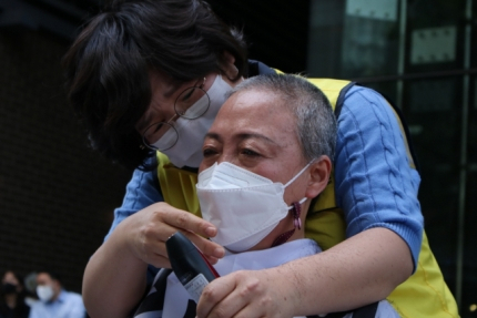 5월 13일 서울 광화문 디타워 앞에서 홈플러스 폐점을 막기 위해 삭발한 한 여성 직원이 울고 있다./사진제공=마트노조