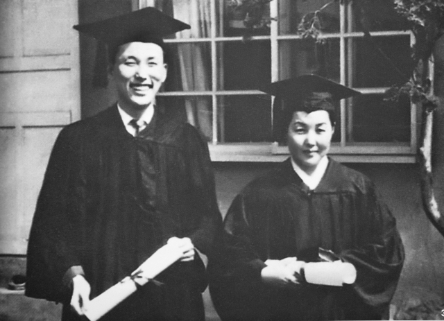 1958년 제4회 서울 순복음신학교 졸업식에서 나란히 선 조용기(왼쪽) 목사와 그의 장모인 최자실 목사./사진 제공=여의도순복음교회