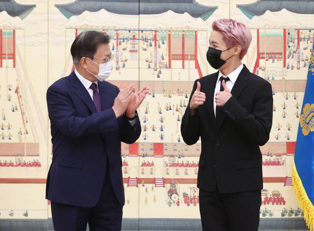 문재인 대통령이 14일 청와대에서 열린 미래세대와 문화를 위한 대통령 특별사절 임명장 수여식에서 그룹 BTS 멤버 제이홉과 사진촬영을 마치고 인사하고 있다. /연합뉴스