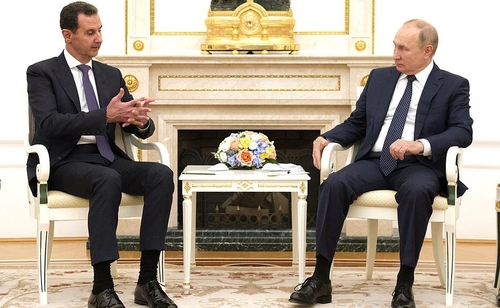 크렘린궁에서 푸틴 대통령(오른쪽)과 회담하는 아사드 대통령. [크렘린궁 사이트 사진. 재판매 및 DB 금지]