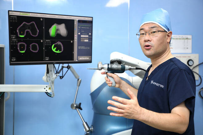 목동힘찬병원 남창현 정형외과 전문의가 로봇 인공관절 부분치환술 수술 과정에 대해 설명하고 있다.