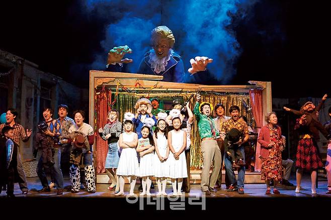 뮤지컬 ‘빌리 엘리어트’ 2막 첫 번째 넘버 ‘메리 크리스마스 매기 대처’의 한 장면. 마거릿 대처 전 영국 총리의 거대한 인형이 등장해 관객에게 볼거리를 선사하는 장면이다. (사진=신시컴퍼니)