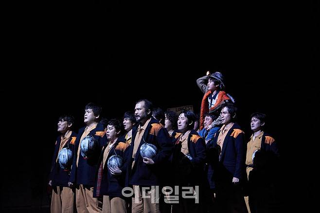 뮤지컬 ‘빌리 엘리어트’ 2막 중 ‘원스 위 워 킹스’의 한 장면(사진=신시컴퍼니)