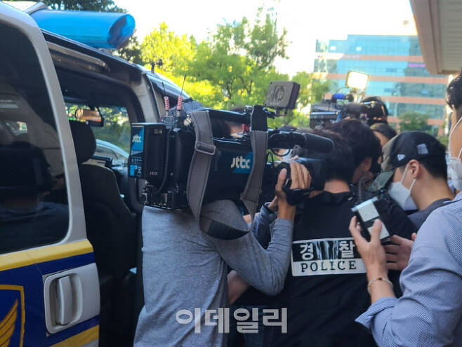 15일 오전 10시 52분쯤 서울 서부지법에 구속 전 피의자 심문에 출석한 A씨가 호송 차량으로 이동하고 있다.(사진=이용성 기자)