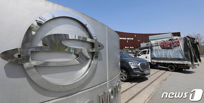 평택시 쌍용자동차 평택공장에서 차량이 나오고 있다. /뉴스1 © News1 김영운 기자