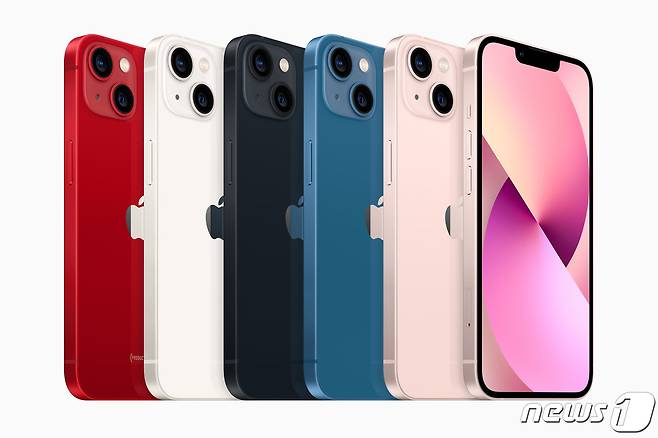 애플이 새로운 '아이폰13'을 공개했다. 카메라 성능이 향상되고 저장용량이 확대되었고 전면의 노치 크기도 전작에 비해 줄어들었다. © 뉴스1