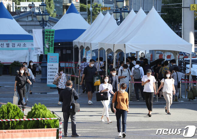 15일 오전 서울역 선별진료소에서 시민들이 신종 코로나바이러스 감염증(코로나19) 검체 검사를 받고 있다. © News1 신웅수 기자