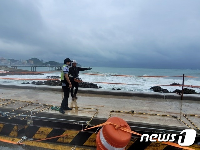 해양경찰관이 구덕포항을 순찰하고 있다.(부산해경제공)© 뉴스1