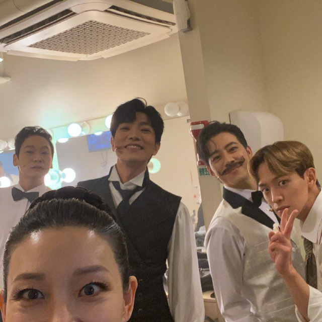 Actor Lee Ah-hyun envied the mans Waiting room only when the air conditioner worked.Lee Ah-hyun posted a picture on his SNS on the 15th, with an article entitled 10 minutes before the performance ... The mans room is working on the air conditioner...White!!In the public photos, Lee Ah-hyun, who takes Actor Ko Sang-ho, Kang Eun-il, Kim Nam-ho, Anduho and Selfie in the mens Waiting room, was included.Lee Ah-hyun, who is currently appearing in the musical Agatha, seems to relax by taking pictures of actors and selfies ahead of the performance.The mans Waiting room was also envious of the air conditioner.Meanwhile, Lee Ah-hyuns creative musical Agatha contains the story of the disappearance of mystery novelist Agatha Christie 27 years later by writer Raymond Ashton.