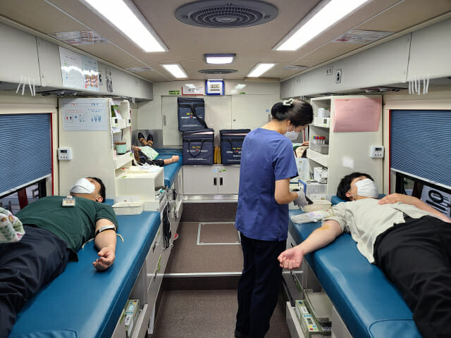 한국전력기술 임직원들이 헌혈에 참여하고 있다