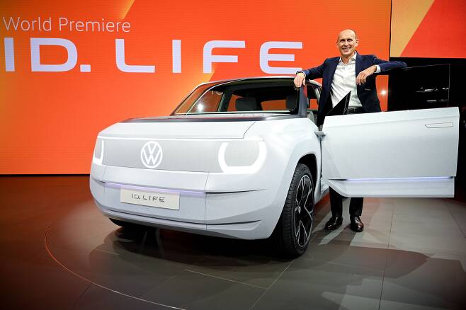 폭스바겐이 뮌헨 모터쇼에서 공개한 소형 전기 SUV 'ID.라이프'. 폭스바겐은 이 모델의 판매가격을 2만~2만5000유로 사이에서 결정하겠다고 밝혔다./폭스바겐 제공