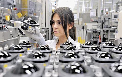 독일 로이틀링겐시(市)의 보쉬 반도체 공장에서 한 직원이 차량용 첨단 레이더 센서를 만들고 있다.