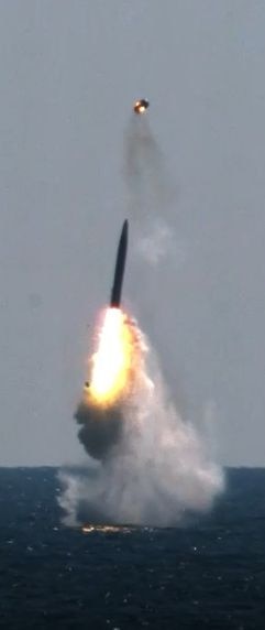 우리나라가 독자 개발한 잠수함발사탄도미사일(SLBM)이 15일 도산안창호함(3000t급)에 탑재돼 수중에서 발사되고 있다. /국방부 제공