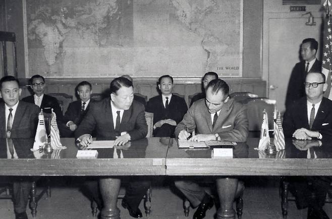 1966년 2월 4일 장기영 부총리 겸 경제기획원 장관(왼쪽 두 번째)과 버스틴 유솜 처장(왼쪽 세 번째)이 한미 두 나라를 대표해 연구소 설립 협정서에 서명했다. 한국과학기술연구원 제공