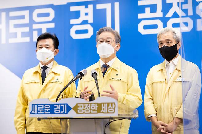 이재명 경기도지사(왼쪽 두 번째)가 박근철 경기도의원(왼쪽 첫 번째), 곽상욱 시장군수협의회장과 제3차 경기도 재난기본소득 지급 관련 기자회견을 하고 있다.