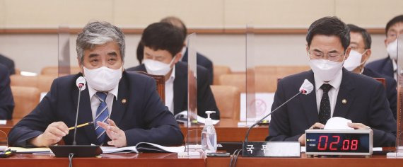 한상혁 방송통신위원회 위원장(왼쪽)© News1 이동해 기자 /사진=뉴스1